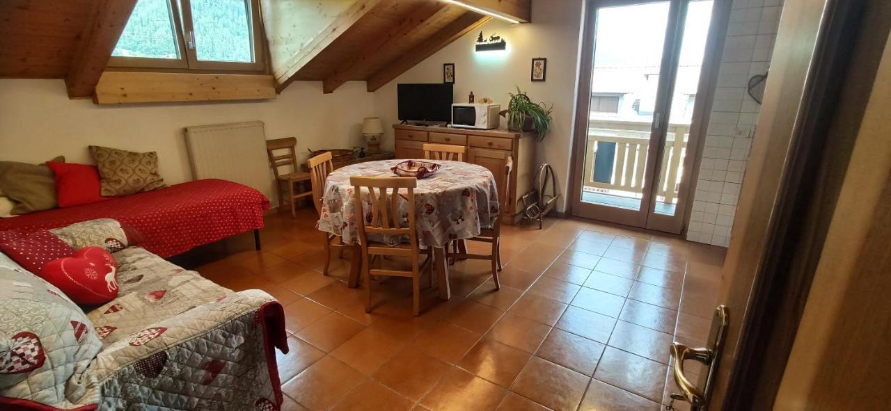 Mansarda A Carciato, Trilocale In Montagna Apartment Dimaro Bagian luar foto